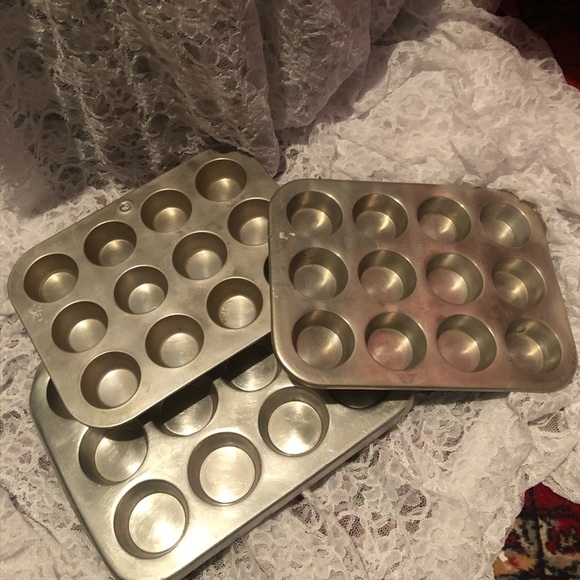 Silver Bakeware Set for Muffins and Cupcakes - Picture 1 of 10